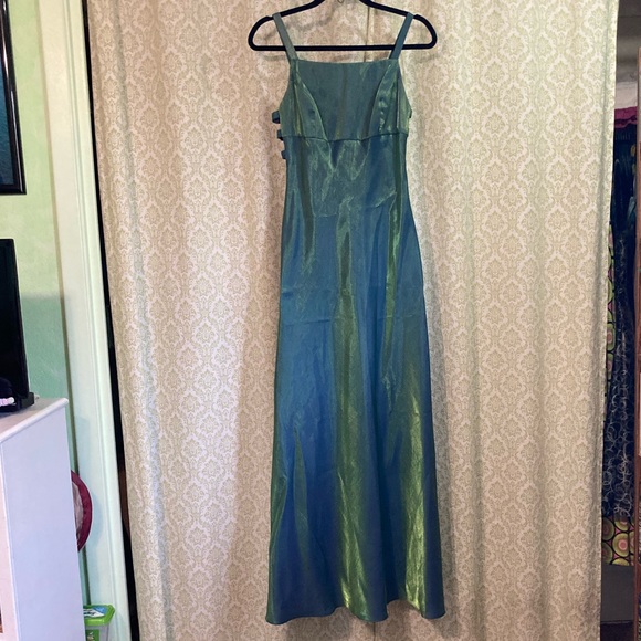 ✨HOST PICK✨ Faviana iridescent formal dress - Picture 8 of 16